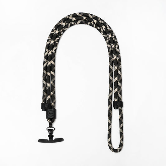 英國設計品牌M.CRAFTSMAN Click手機扣繩,使用可調式高質感黑米編織繩,創新Click快扣系統可輕鬆扣上或取出手機背帶!